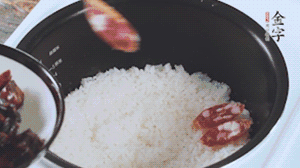 開蓋觀察飯，水微微收干，放入切好的金字香腸、醬肉、醬肉香腸。