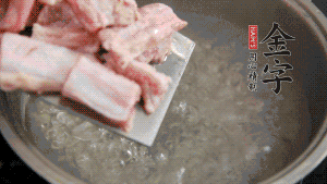 剁成塊狀的排骨洗凈，放入沸騰的鍋中，加姜片汆燙，2分鐘后撈出備用。