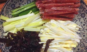 黑木耳泡發(fā)，黑木耳、韭黃、雷筍、青椒切成絲。