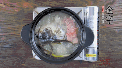 放豆腐、海鮮菇繼續(xù)中小火煮5分鐘。