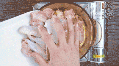 加料酒、蔥姜焯水2分鐘，清洗備用。