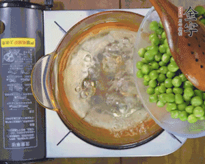 豌豆粒焯水30秒，過(guò)涼水。