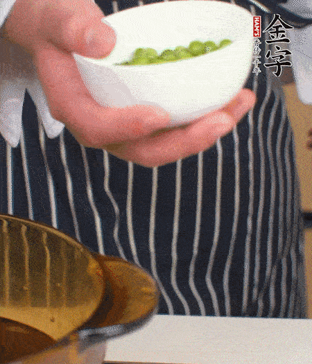 胡蘿卜、豌豆和干花菇焯水。