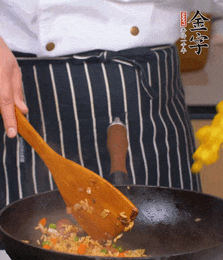 加咖喱塊、少許鹽、白糖調(diào)味，炒至咖喱塊融化后，倒米飯，翻炒至每粒米飯都包裹上咖喱，再放黃椒、青椒粒，出鍋前加菠蘿粒和小蔥翻拌均勻。