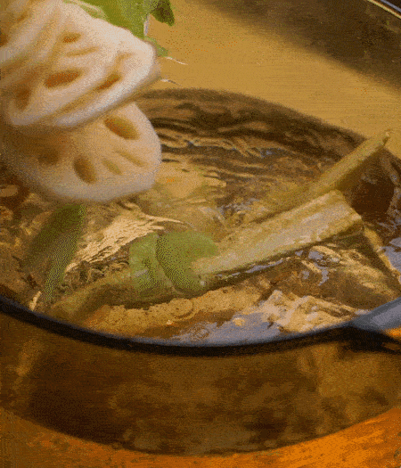 把玉米筍（對半切開）、西芹（切斜片）、蓮藕（切片），放入開水鍋內，加點少許鹽、油，汆燙2分鐘。