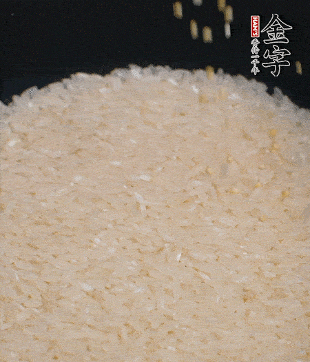 大米和小米一起燜成米飯。