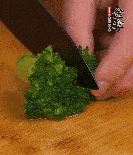 西蘭花用淡鹽水浸泡十幾分鐘后過開水焯燙熟后撈出。