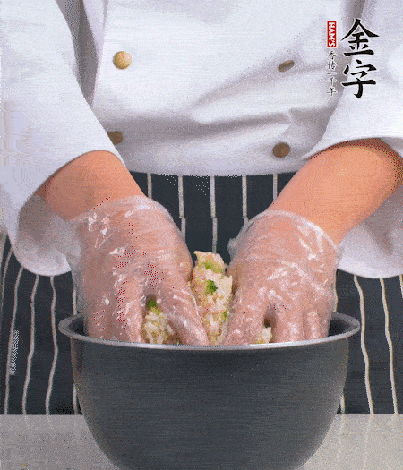 米飯中放西蘭花碎、咸肉丁，加少許黑胡椒、十來滴橄欖油拌勻。