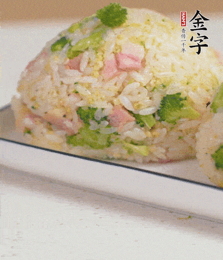 拌好的飯攥成飯團。