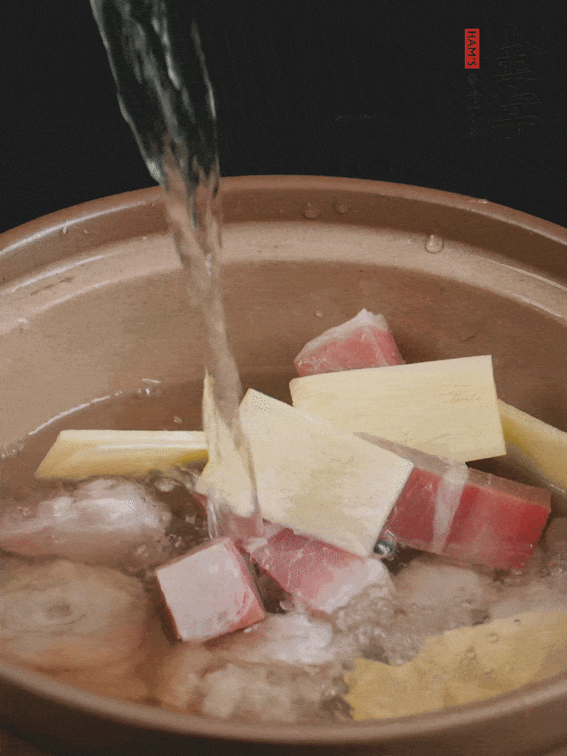 雞塊、火腿、姜片加適量料酒、清水燉80分鐘。