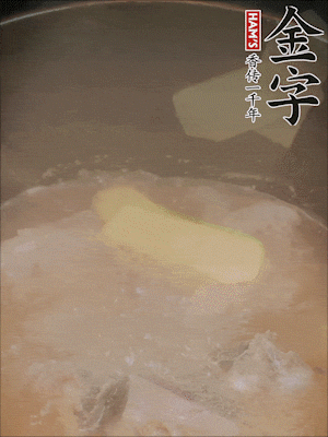 排骨洗凈，加生姜、黃酒焯水，溫水洗凈備用。
