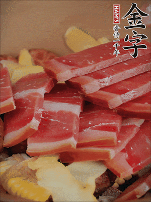 除鮑魚外的所有材料放進鍋里，加清水、姜、黃酒，大火燒開，轉(zhuǎn)小火煲90分鐘。