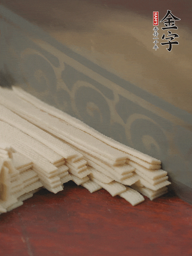 燉火腿期間，千張切細(xì)絲，白蘿卜去皮切細(xì)絲，蒜葉切細(xì)丁。