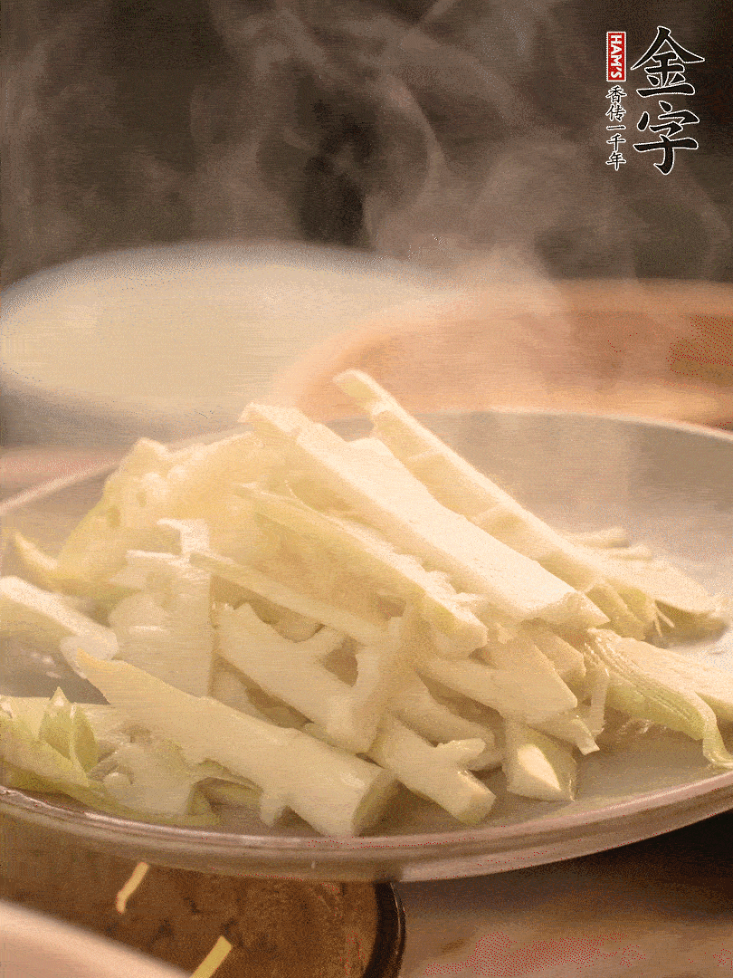 春筍切薄片，焯水去除澀味。