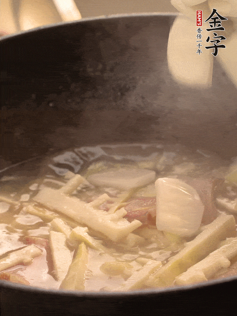 加一點(diǎn)開(kāi)水后，放年糕燜2分鐘至軟。