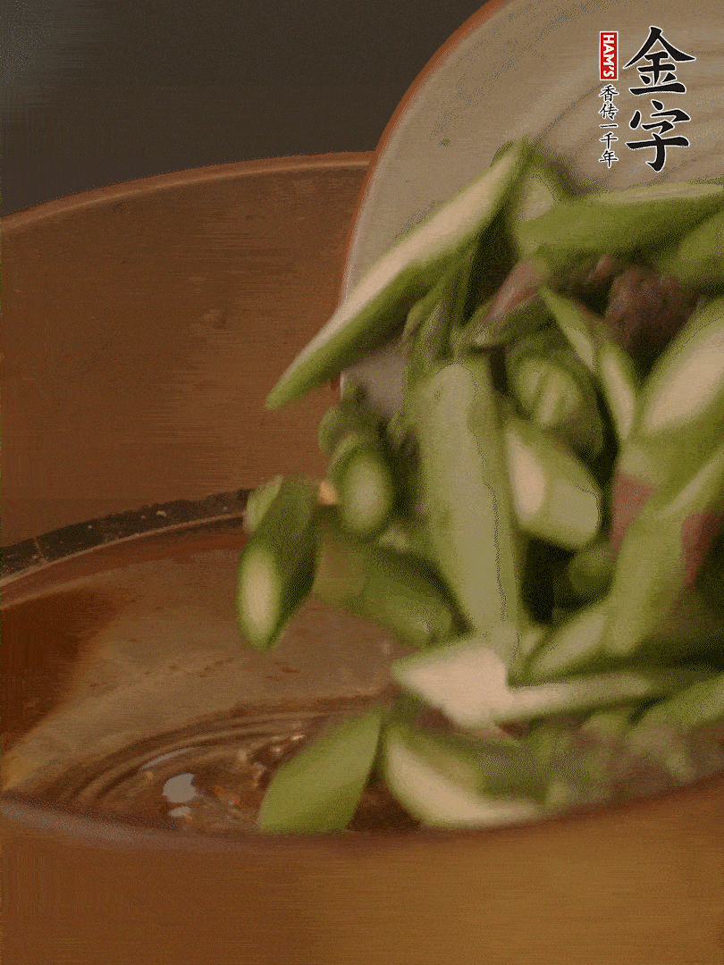 蘆筍、白玉菇焯水30秒備用。
