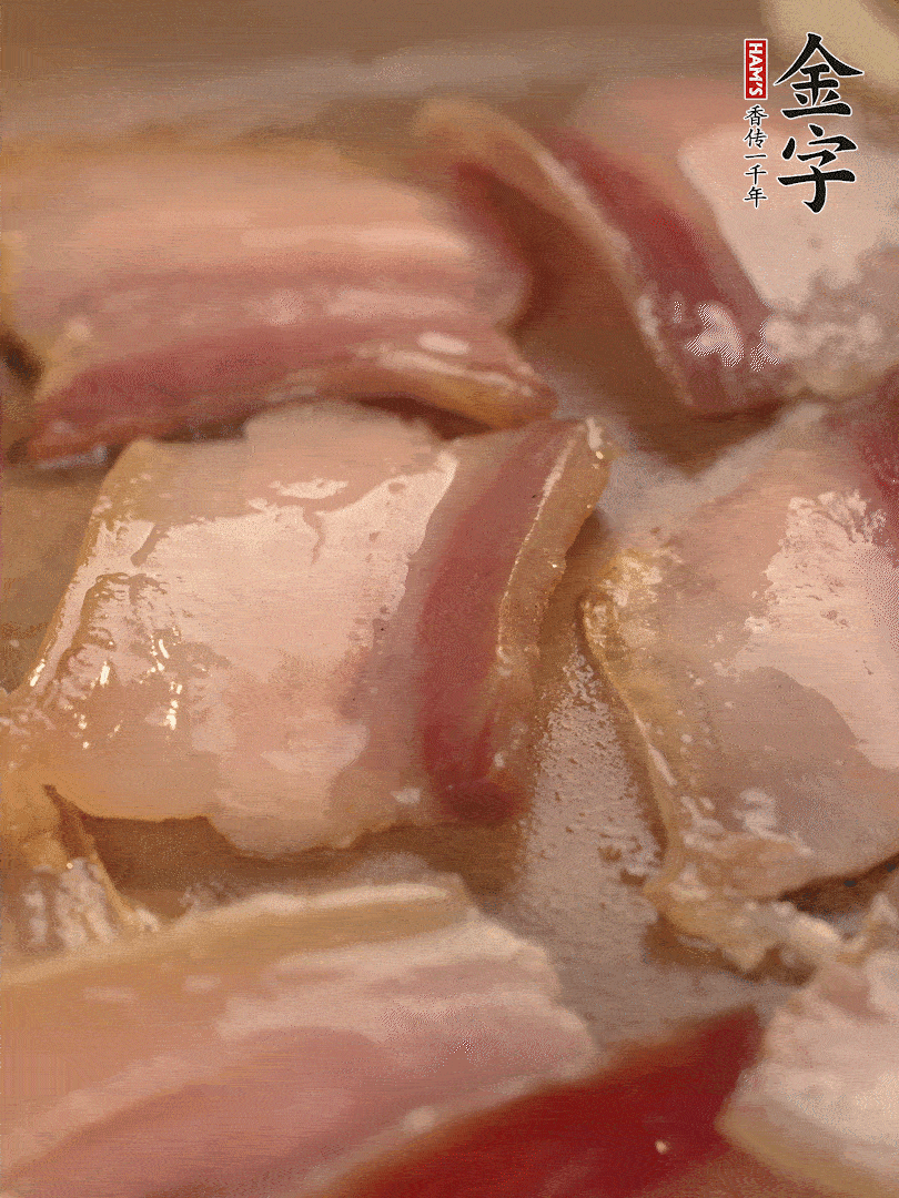 鍋中熱油煸香大蒜、咸肉。