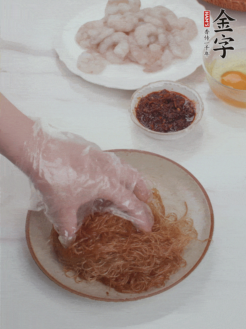 粉絲泡軟后，入沸水煮10秒，撈出后加1/2勺老抽、1/2勺食用油挑松。