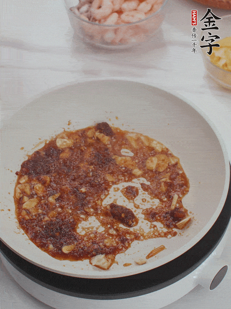 冷鍋熱油，1大勺金字火腿XO醬、蒜末炒香，倒粉絲一起炒。