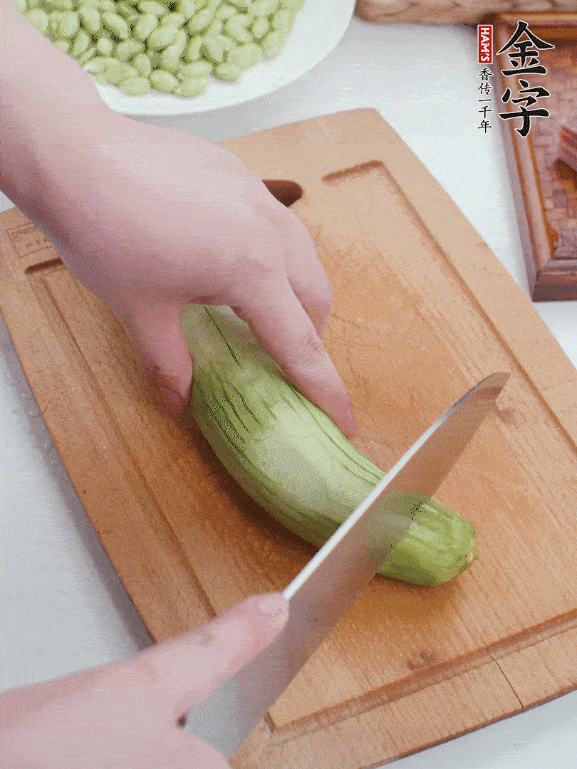 絲瓜去掉外皮，去掉兩端，切成滾刀塊。