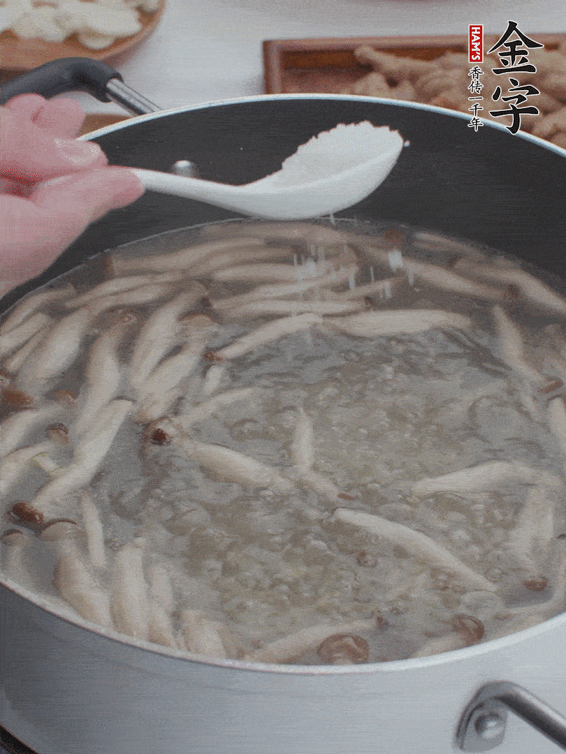 1勺鹽、一點(diǎn)胡椒粉調(diào)味。