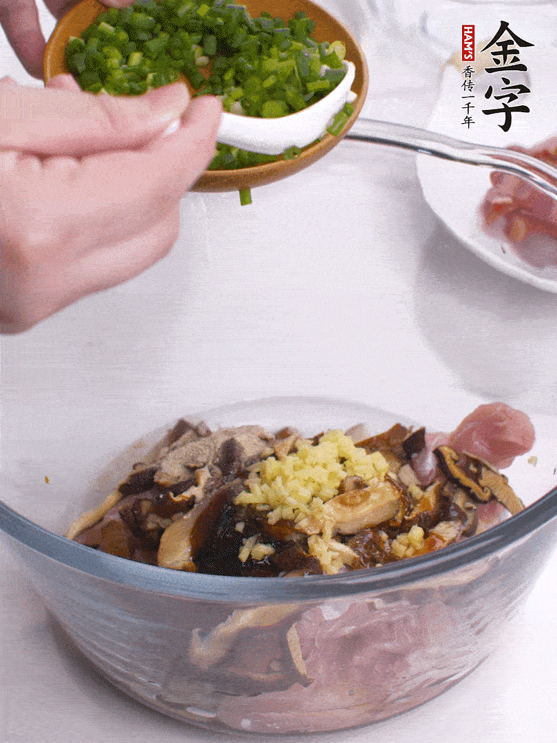 雞肉、香菇混合，加清水1/3杯、料酒1勺、蠔油1勺、鹽1勺、糖1/4勺、白胡椒1/4勺、食用油1勺、香油1/4勺、姜末、蔥花，攪拌均勻腌制2小時。