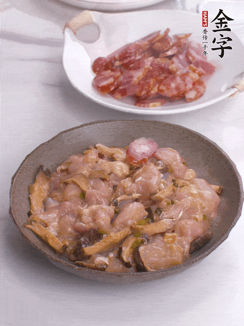 腌制后，雞肉中加淀粉1勺，頂部碼上香腸片。
