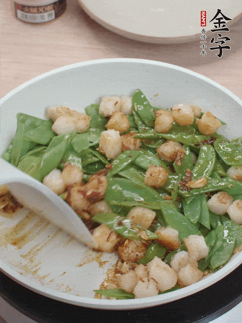 下甜豆莢、鮮貝輕輕翻炒均勻。