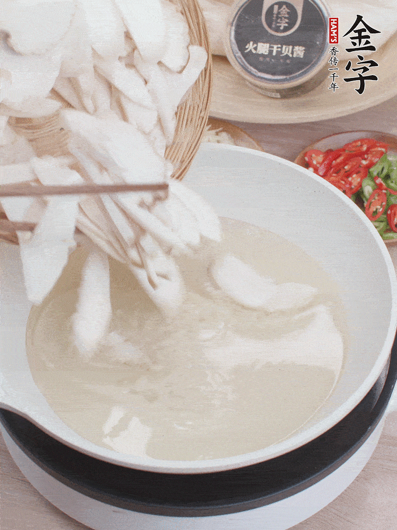 杏鮑菇切成片，油溫7層熱炸2分鐘。