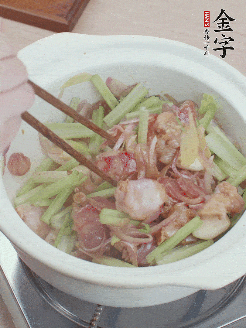 下牛蛙、芹菜、香腸翻炒。