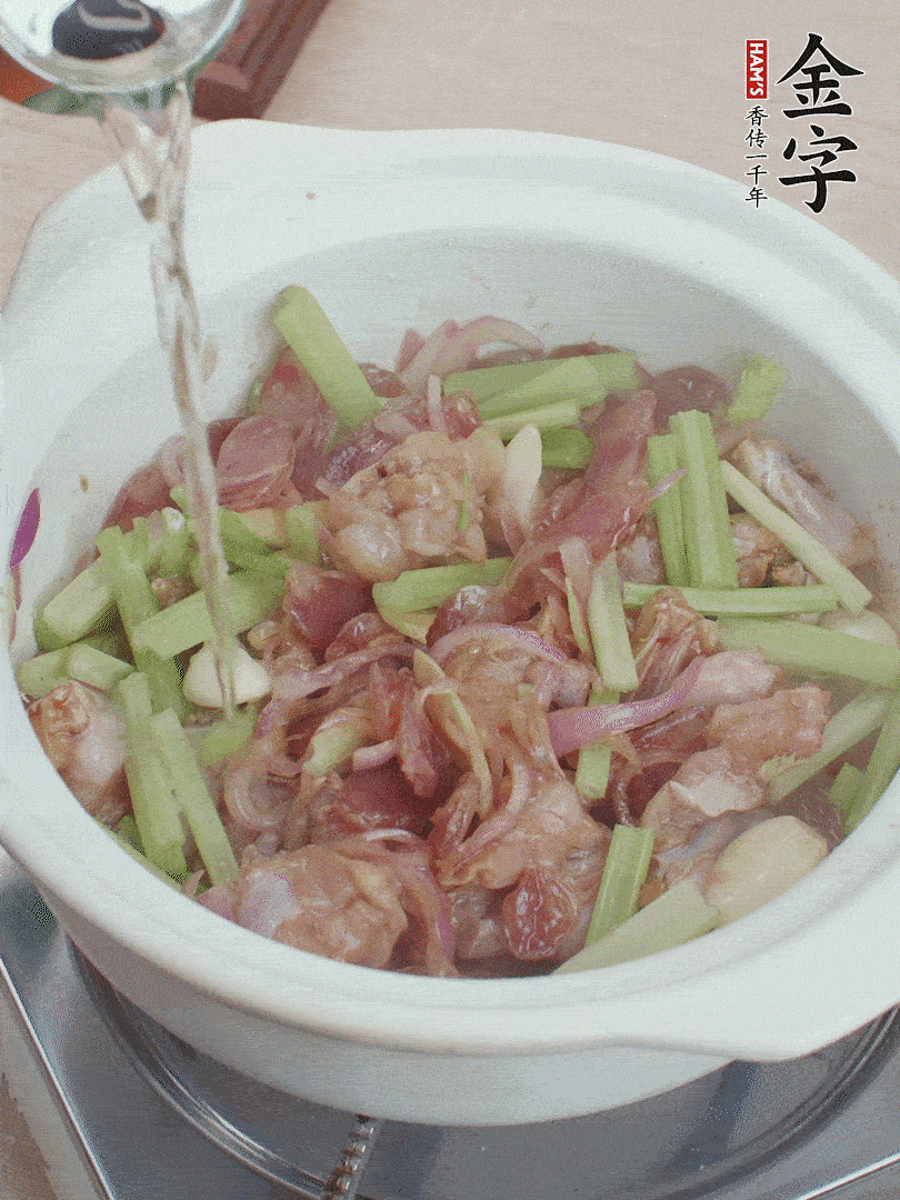 牛蛙變色后，淋點啤酒，加蓋后調(diào)小火燜10分鐘。