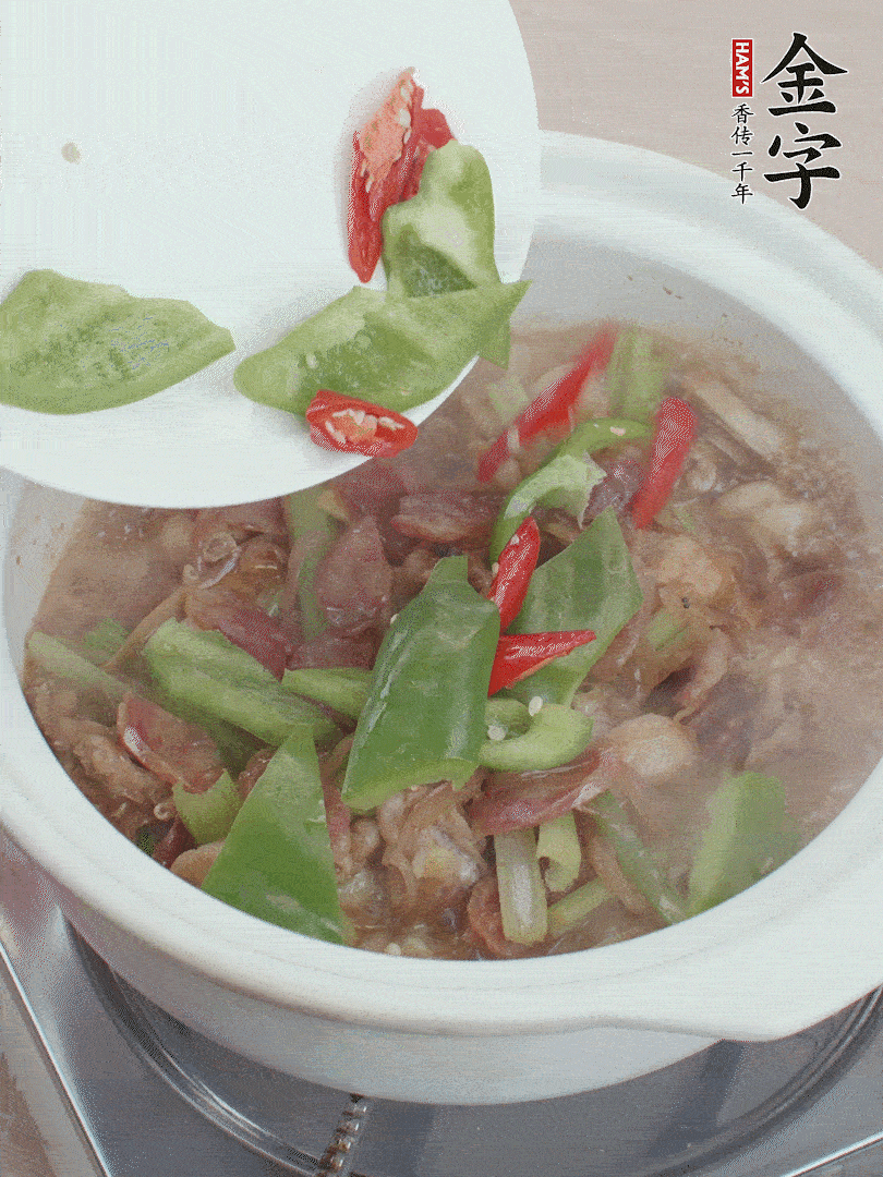 下綠菜椒，翻炒1分鐘。