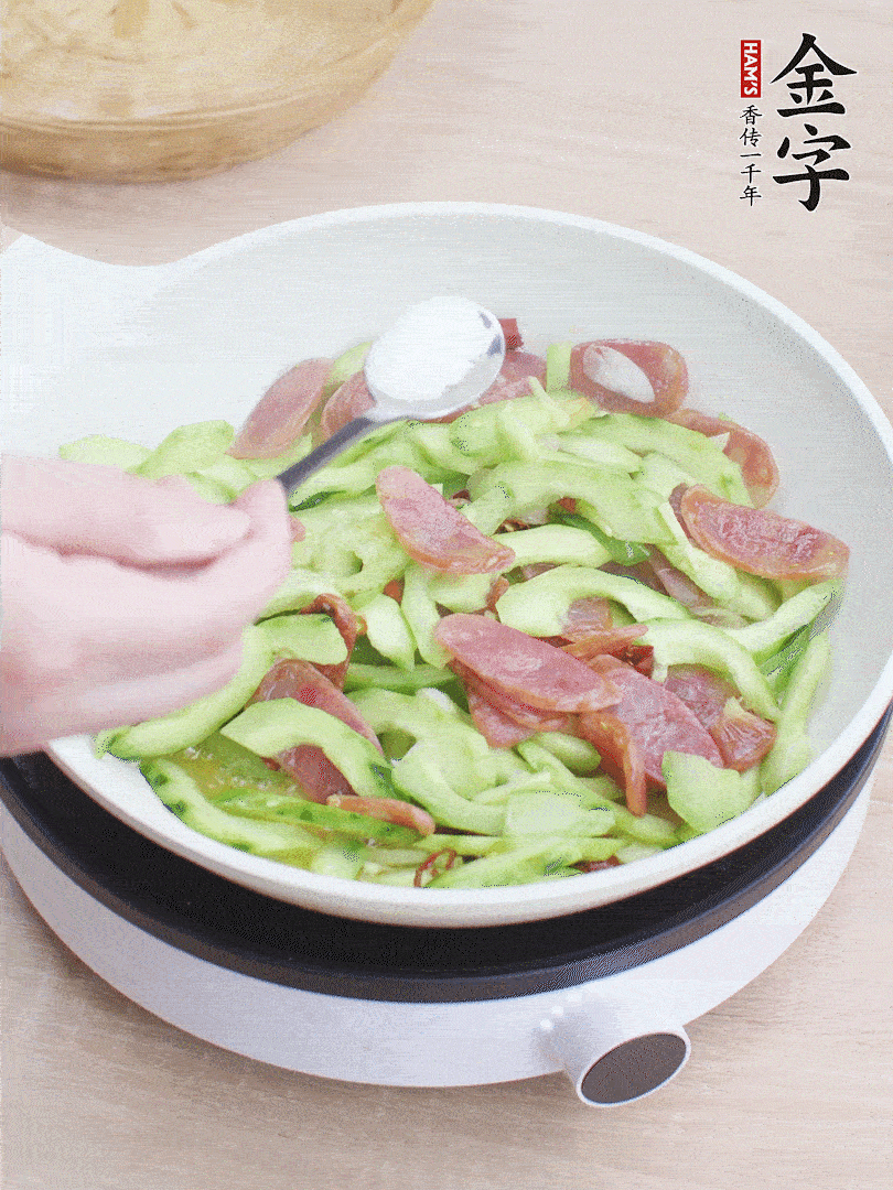 淋點開水，半勺白糖、1勺生抽調(diào)味。