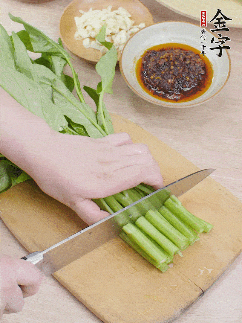 空心菜切段，大蒜拍碎切末。