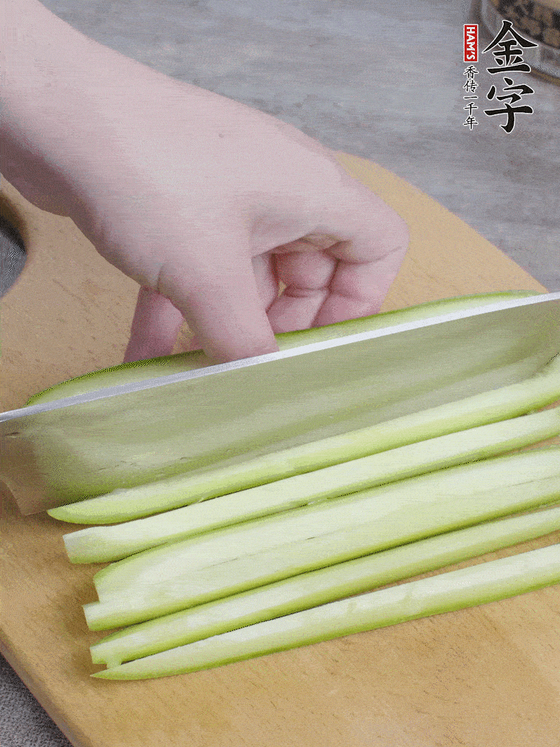 西葫蘆對半切，去瓤切條。