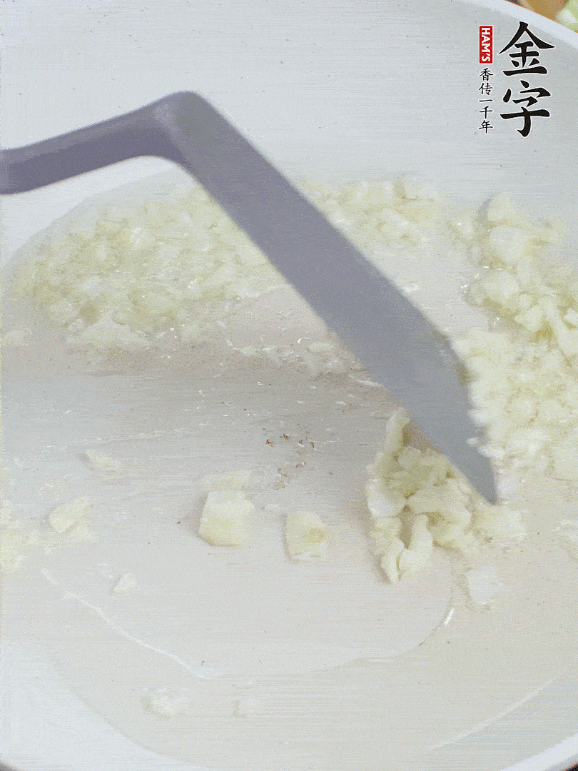 冷鍋熱油，下大蒜煎至兩面微黃。