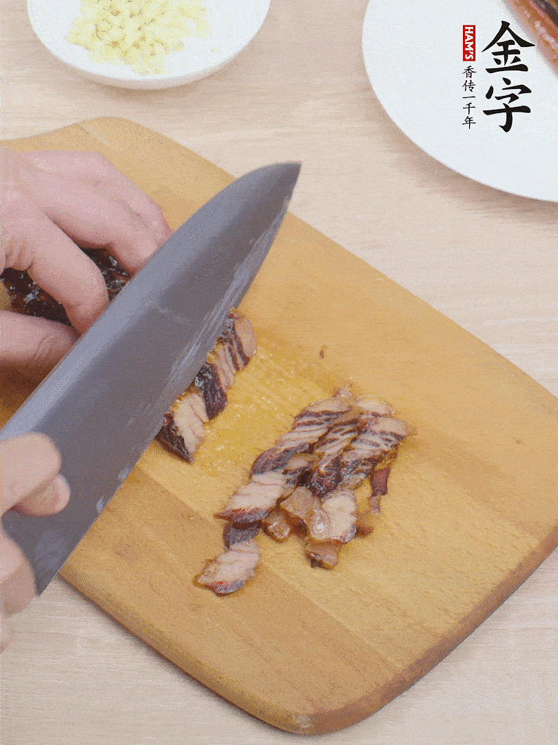 金字醬油肉切薄片。