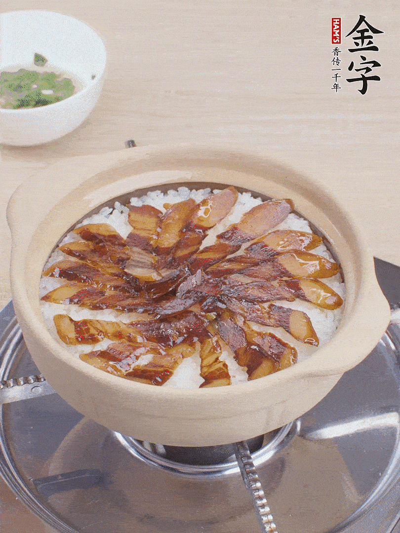 快收水時(shí)，鋪醬油肉，鍋邊淋點(diǎn)油，轉(zhuǎn)動(dòng)砂鍋，燜煮2分鐘。