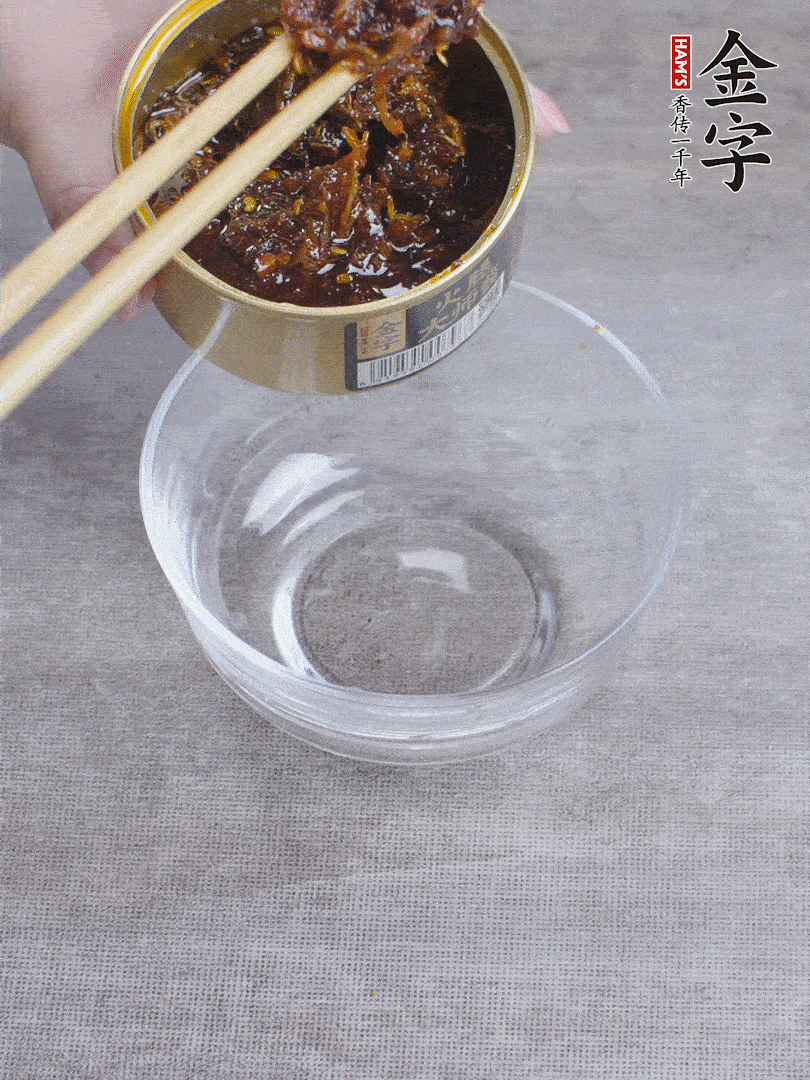 金字火腿大師醬2勺、醬油1勺、白砂糖1/2勺調(diào)勻。