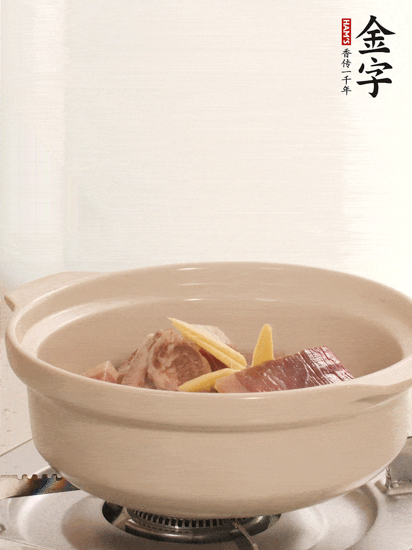 湯鍋放入排骨、火腿、姜，加適量水。煮開(kāi)后轉(zhuǎn)小火燉40分鐘。