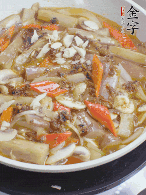 撒蒜末、香菜末。