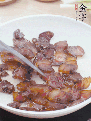 熱鍋少油，醬油肉煸出油脂，盛出。