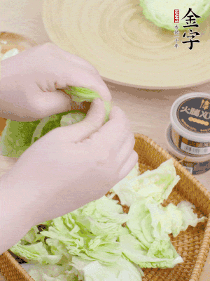 卷心菜掰成小片。