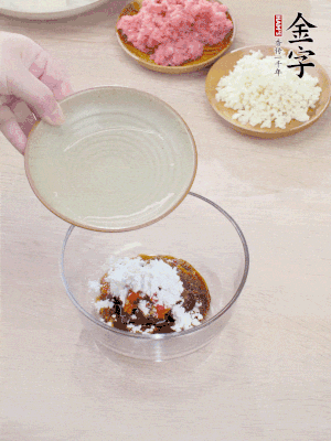 熱油起鍋，五花肉煸出油脂，表面微微發(fā)黃。