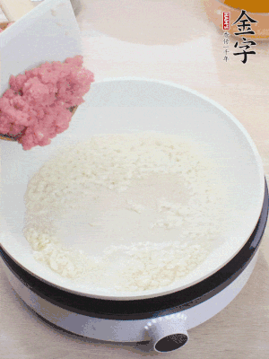 鍋內(nèi)熱油，蒜泥、牛肉泥炒至酥香。