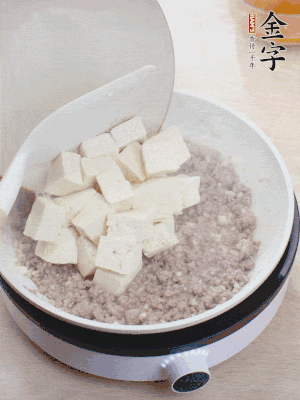 放豆腐翻拌均勻，倒料汁燜煮。