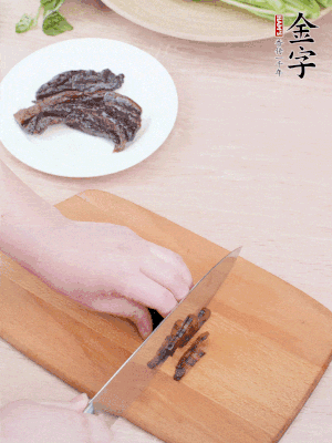 金字醬油肉下鍋煮10分鐘，切薄片。
