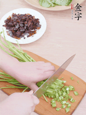 空心菜摘掉葉子，菜梗切成丁。