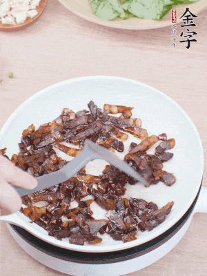 起鍋熱油，煸香醬油肉，撥拉到一邊。