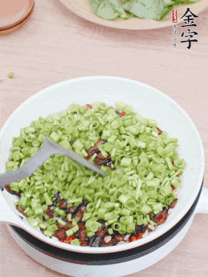 下菜梗翻炒，混合醬油肉。
